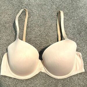 PINK Victoria’s Secret Wear Everywhere lightly lined bra